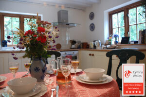 Holiday in Wye Valley -Spring Cottage Kitchen